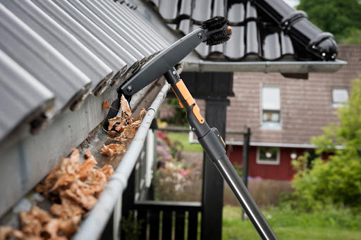 The best way to clean your gutters 