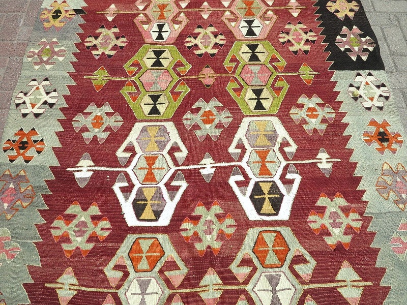 How kilim rugs decorate a floor with tradition?
