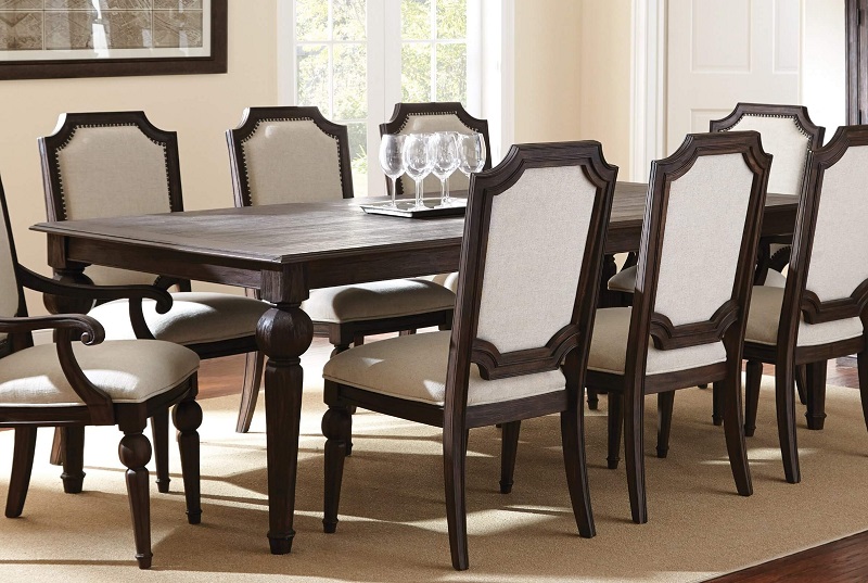 What are the famous types of dining tables?